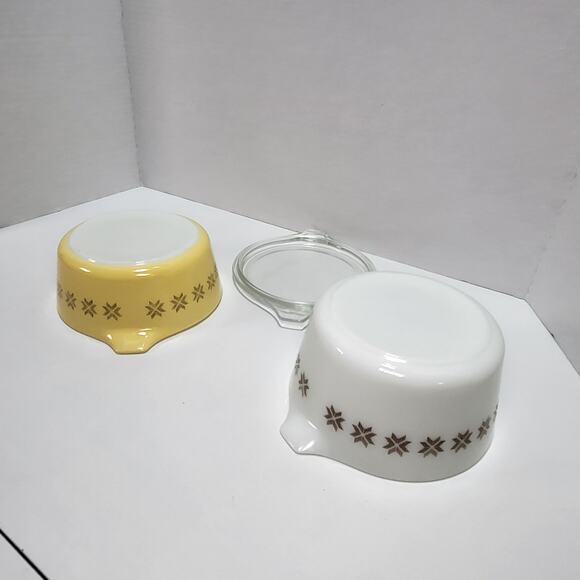 Yellow and White Pyrex Casserole Dishes 1.5 PT- 1QT Town and Country Vintage 70s - Picture 5 of 10
